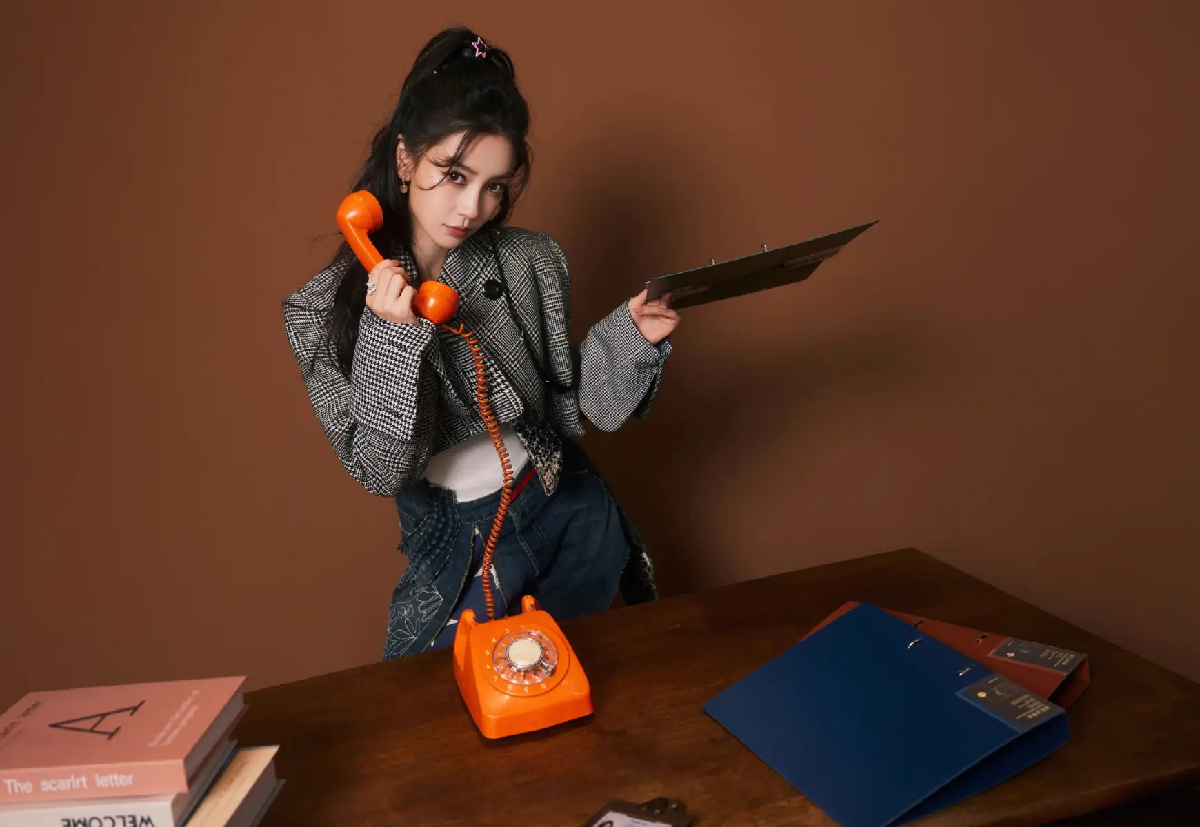 杨颖穿牛仔短裤秀大长腿 高扎马尾秒变酷飒美少女