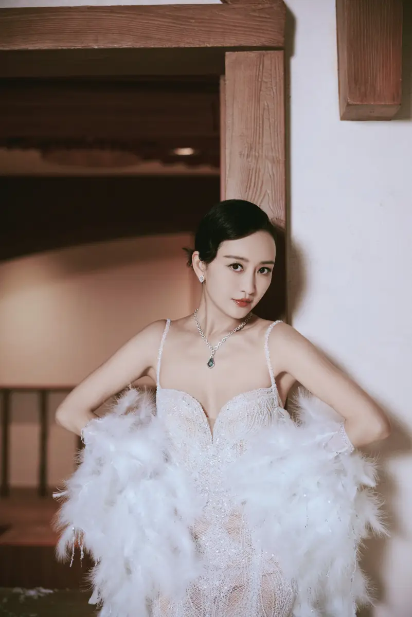 王鸥穿蕾丝白裙化身复古名伶 秀身材曲线典雅脱俗