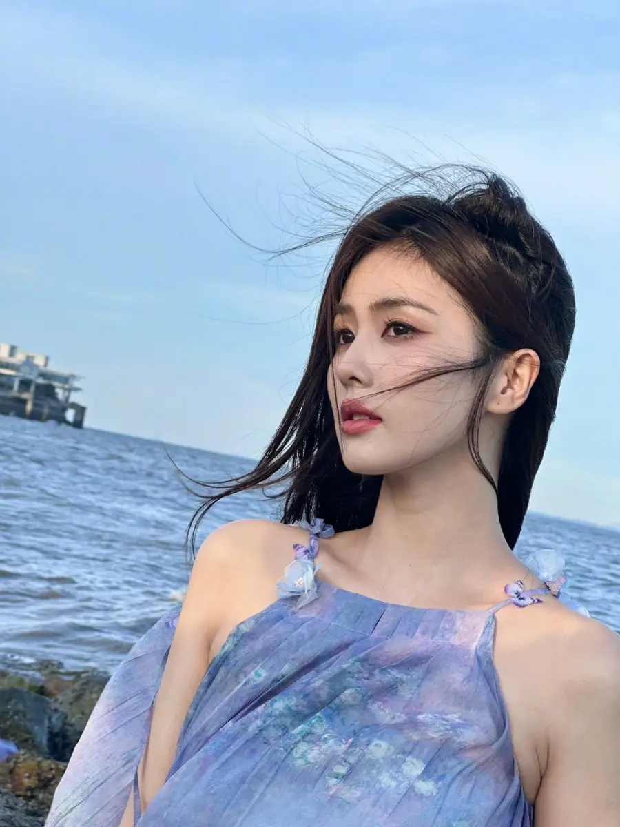 白鹿明星海边写真：岁月如此温柔
