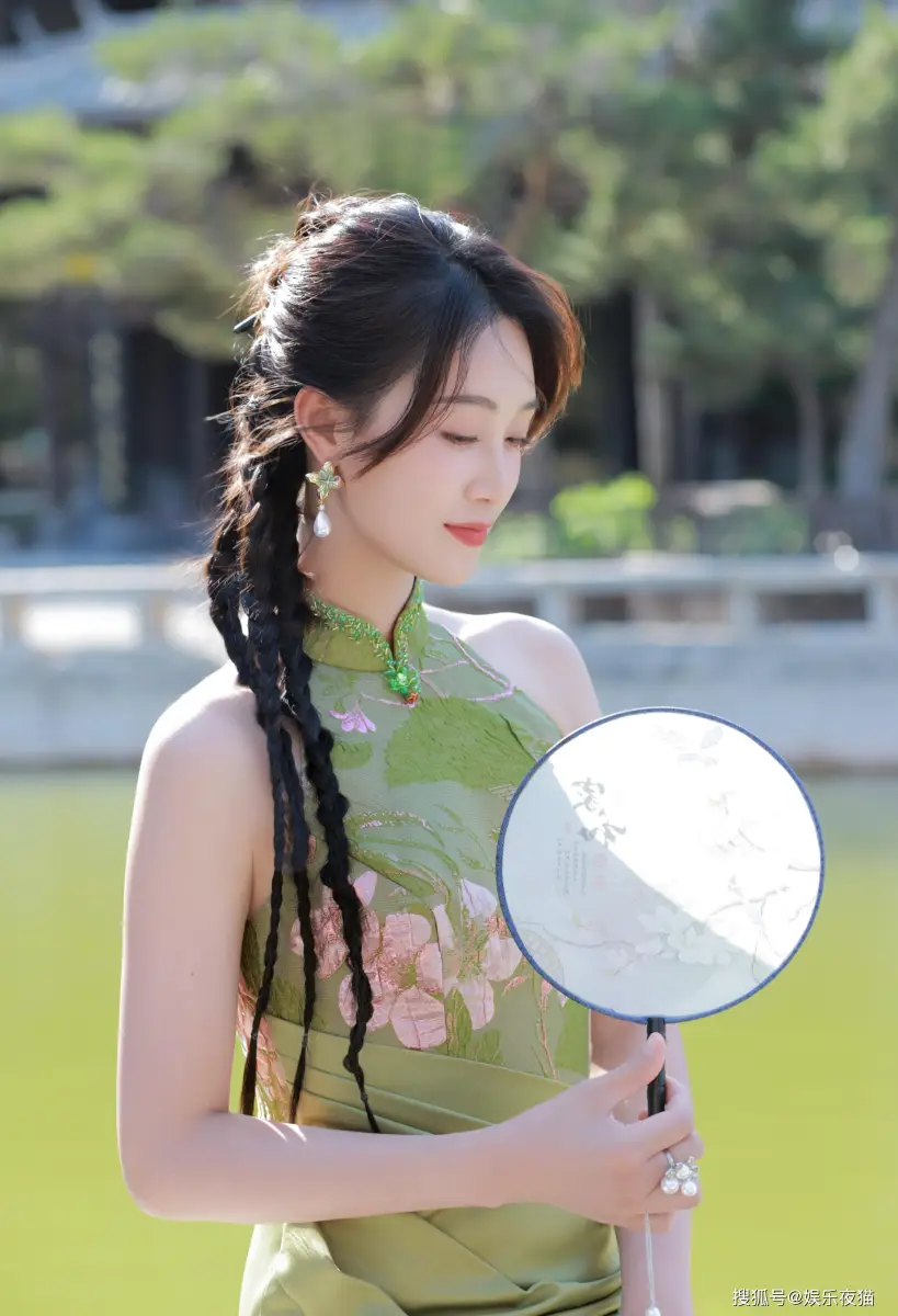 蓝盈莹一袭浅绿色新中式旗袍写气质清新温婉