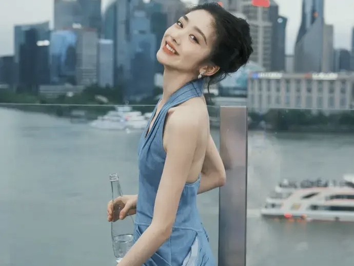 王影璐穿牛仔裙俏皮又优雅 手持蝴蝶兰眼神妩媚