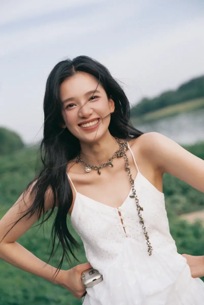 张婧仪一袭蓝色吊带裙笑容灿烂 手拿气球可爱俏皮
