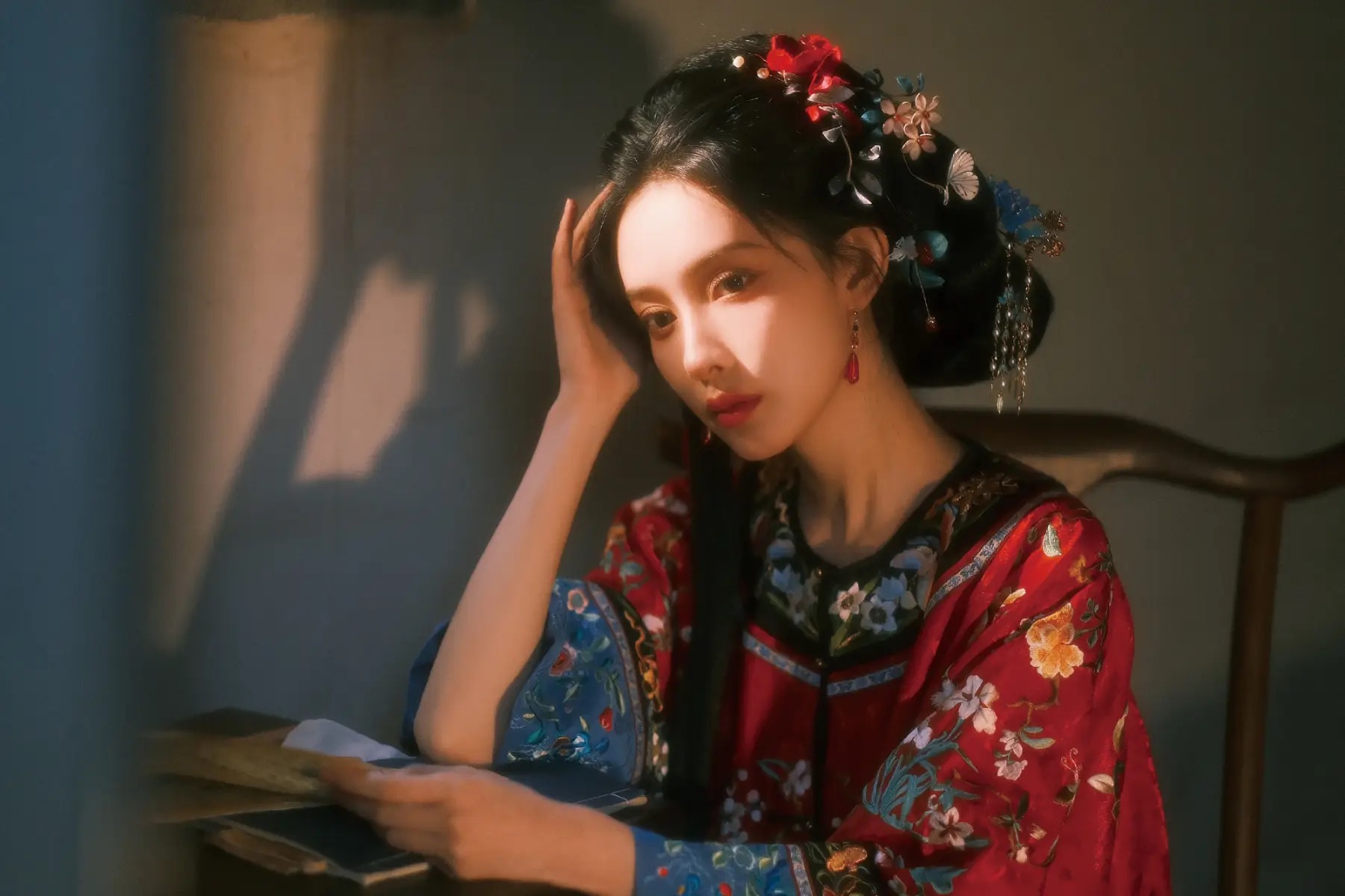 孟子义身着古装温婉大气 手拿月琴如月下美人