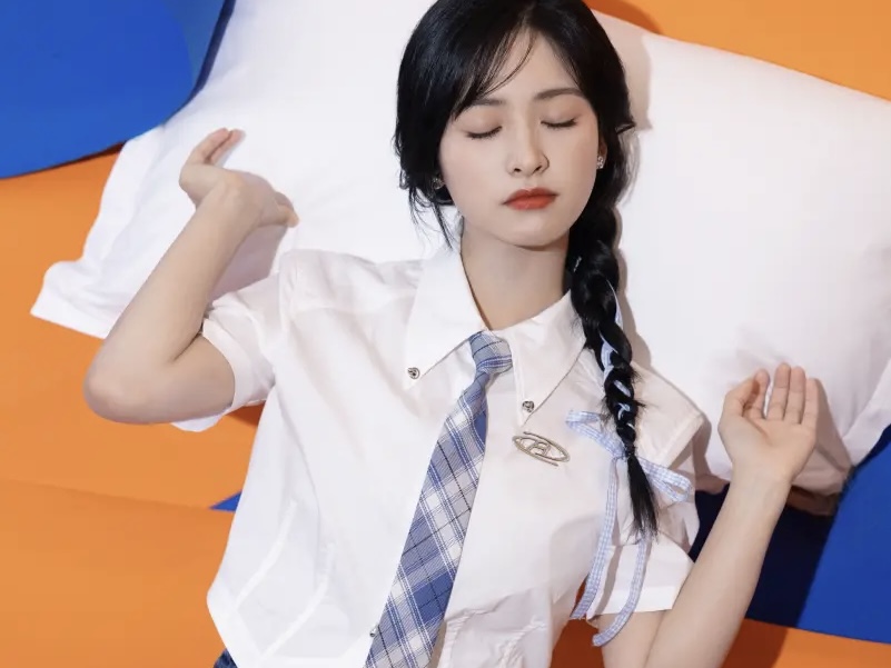 沈月穿JK制服气质又纯又欲 扎麻花辫表情娇憨灵动