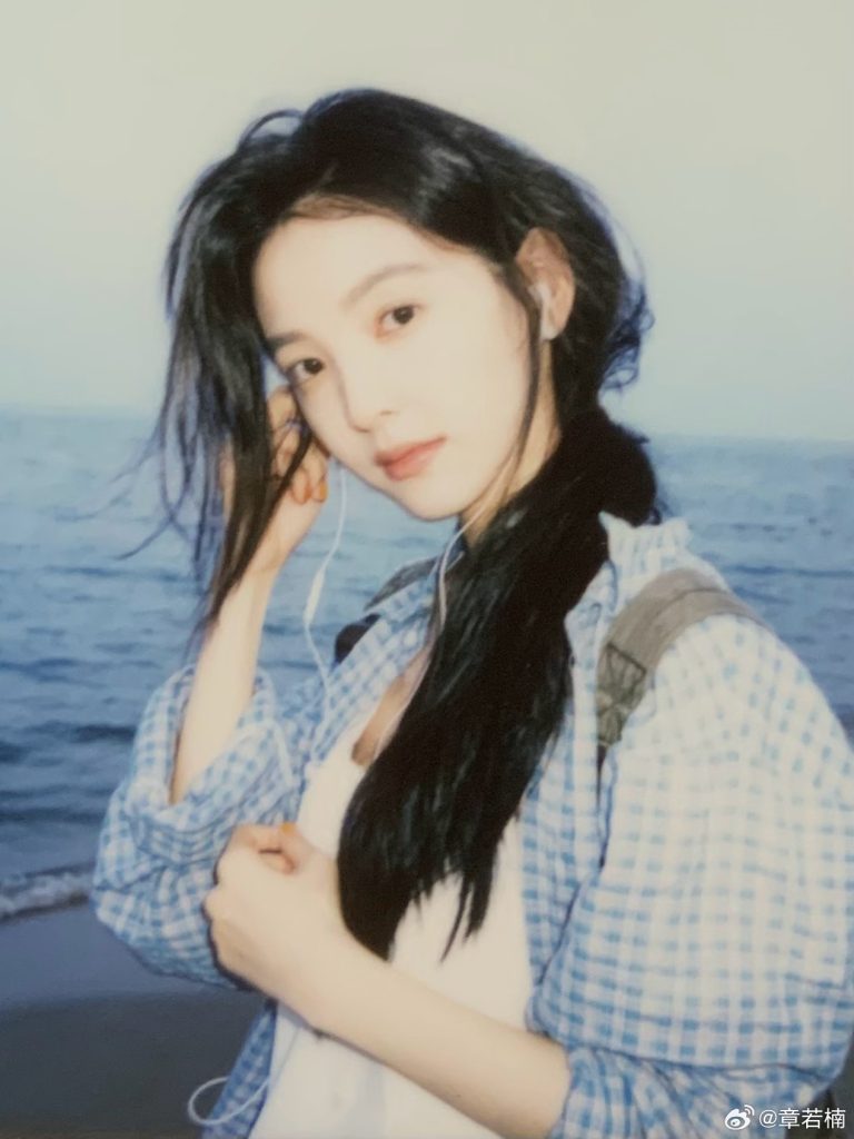 章若楠低马尾蓝衬衫 笑容甜美初恋感十足