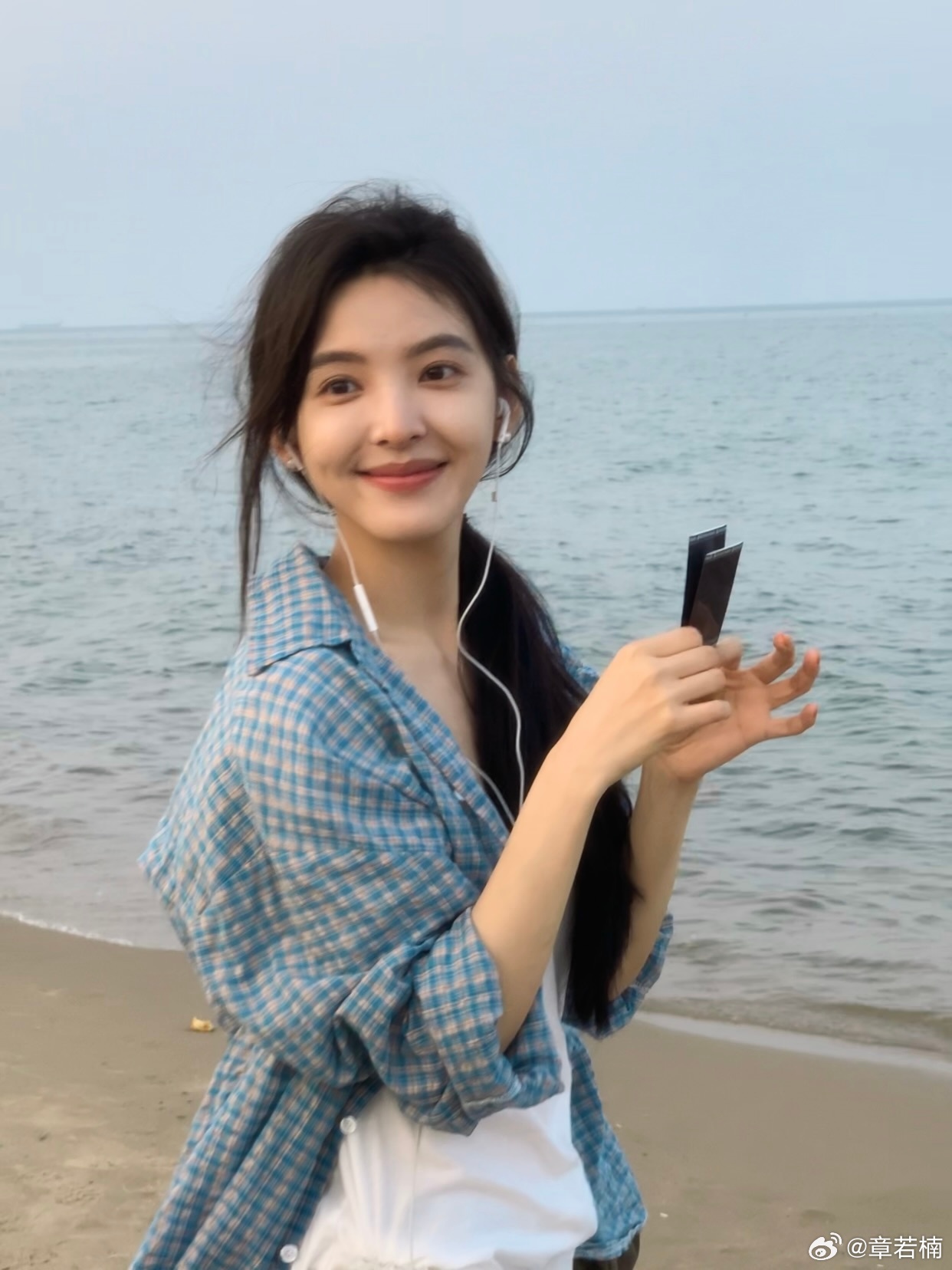 章若楠低马尾蓝衬衫 笑容甜美初恋感十足
