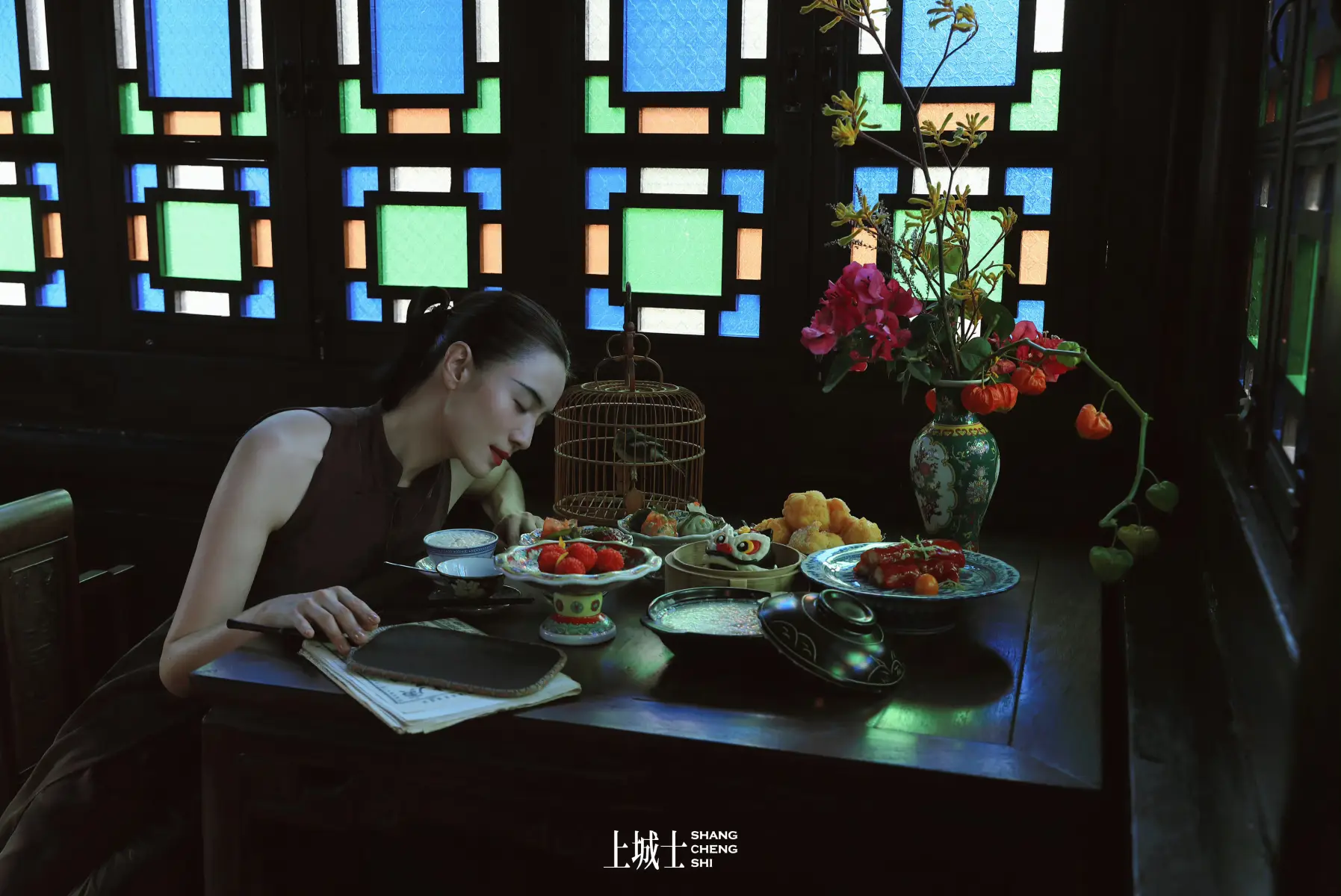 宋佳旗袍盘发充满韵味 仪态挺拔身材纤细如红玫瑰