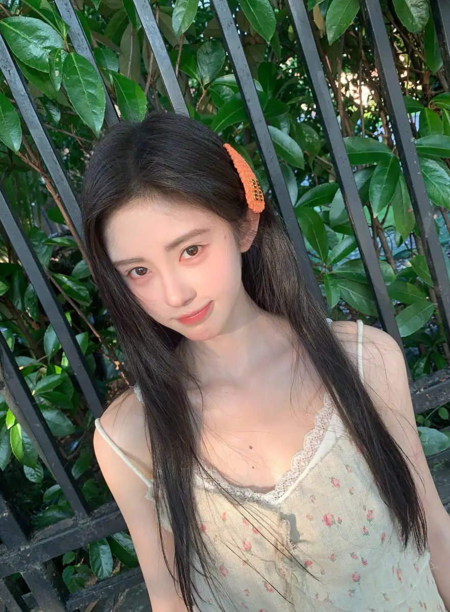 鞠婧祎穿吊带裙娇憨可人 沐浴阳光笑容灿烂好少女