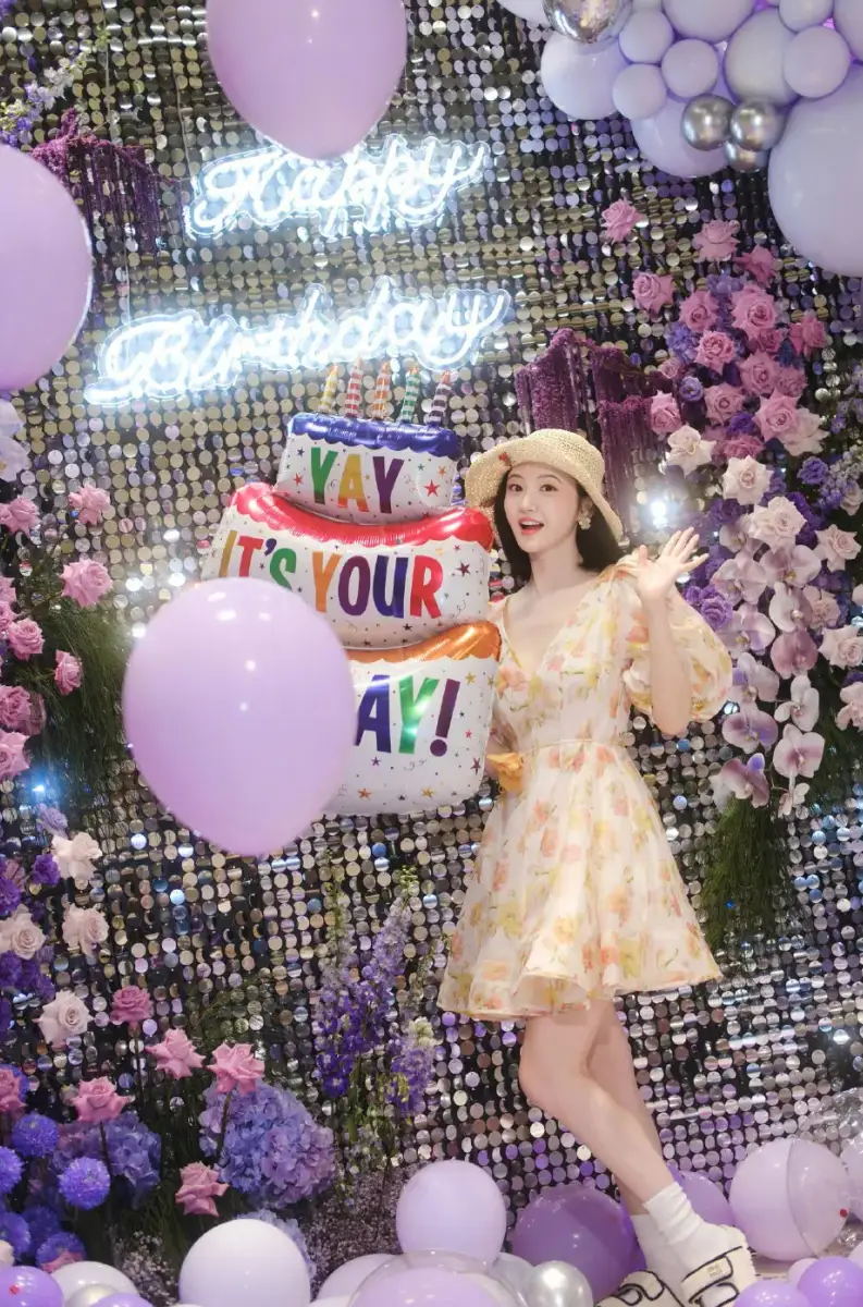 景甜晒美照庆祝36岁生日 穿深V碎花短裙白到发光