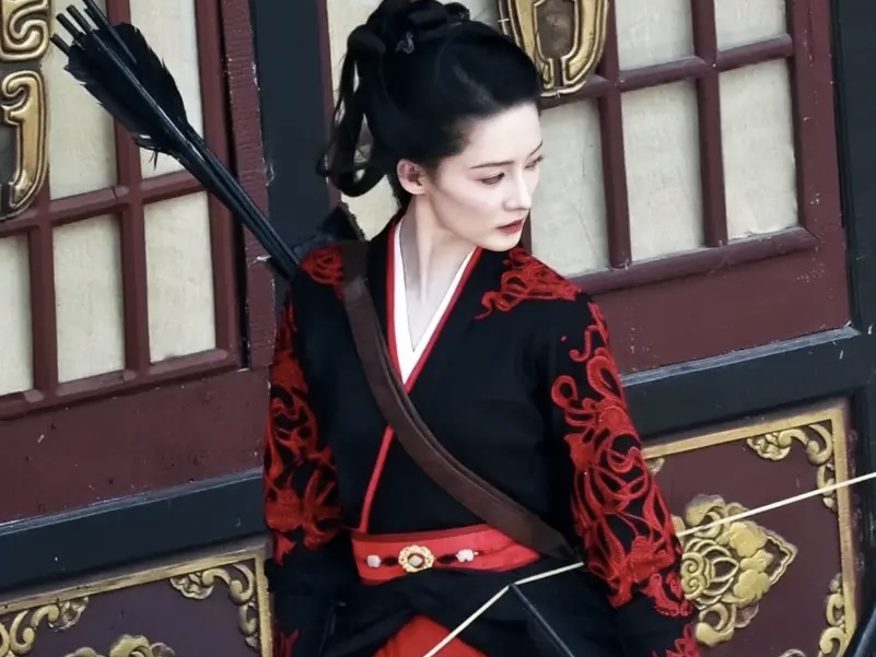 李沁扎高马尾射箭表情凌厉 身姿翩跹眼神戏感十足