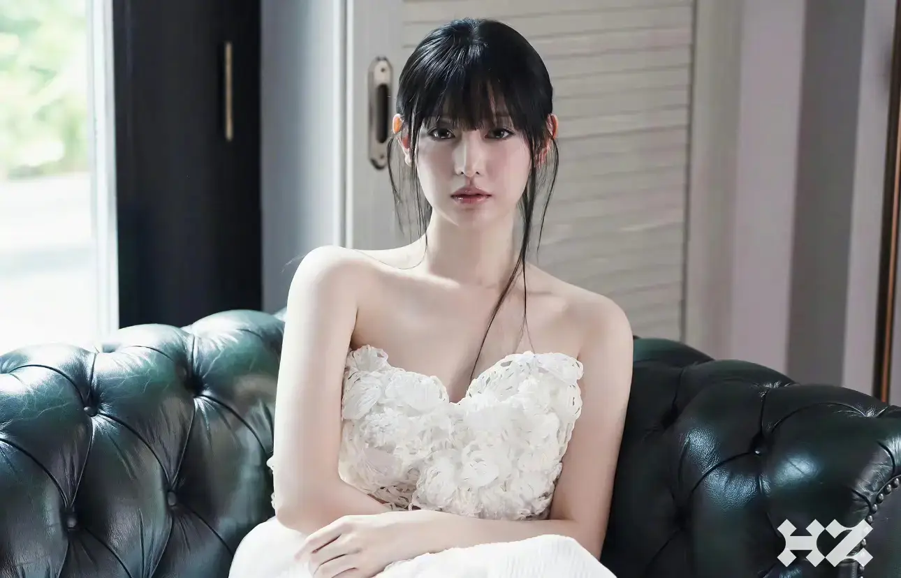 金智媛穿抹胸裙优雅甜美 齐刘海造型似洋娃娃