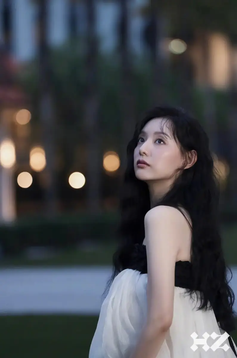 金智媛穿抹胸裙优雅甜美 齐刘海造型似洋娃娃