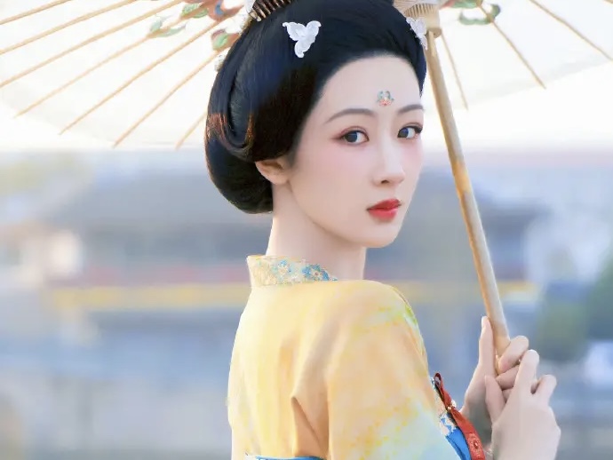 杨紫还原唐仕女图 变身唐朝贵妇雍容大气