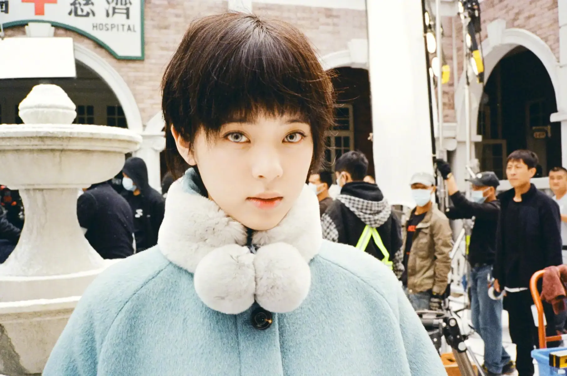 欧阳娜娜短发造型灵动清纯 浅尝白雪画面超唯美