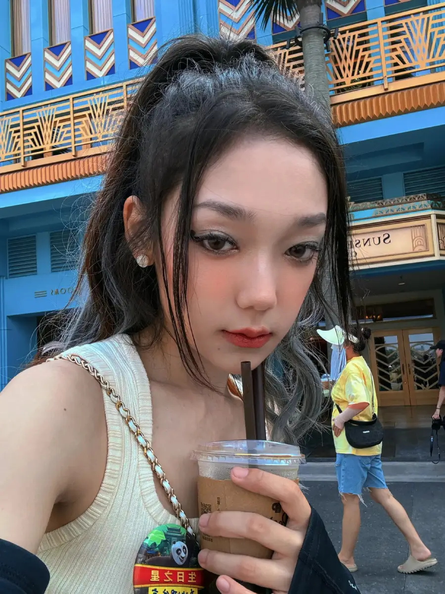 希林娜依高分享日常碎片 扎单马尾活力又清纯
