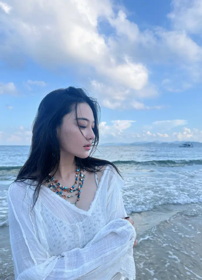 张馨予海边回眸美艳大方 一身白衣清纯动人