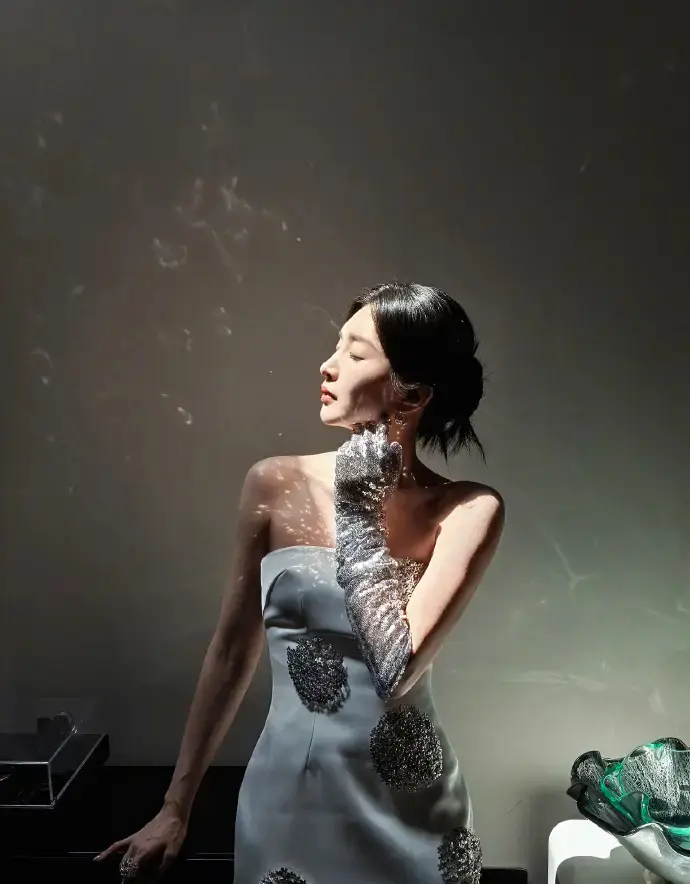 江疏影化身AI美人 一身白色抹胸裙温婉大气
