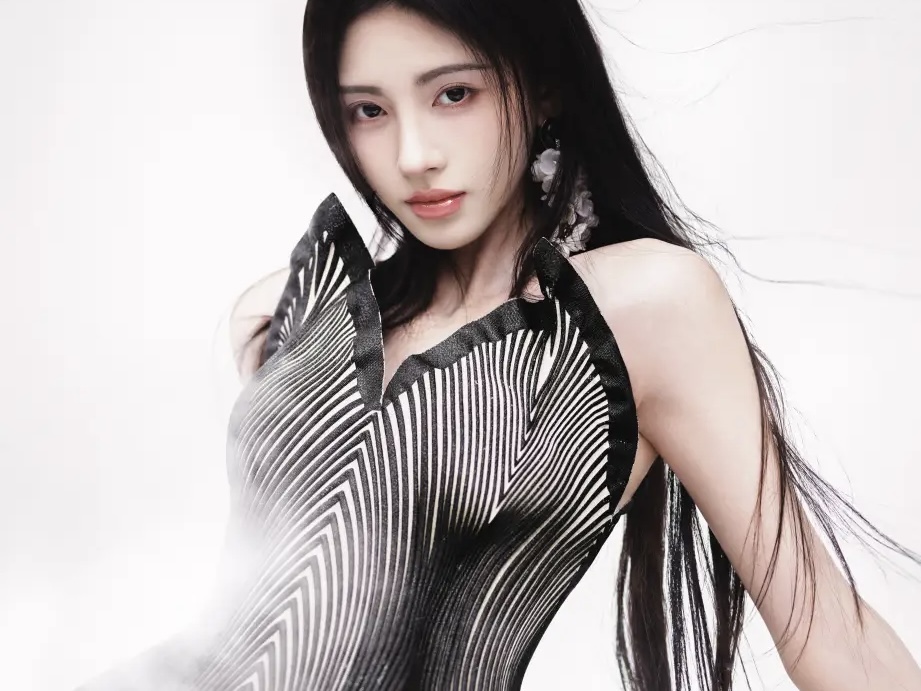 鞠婧祎露小蛮腰秀曼妙曲线 似雪中白玫瑰清纯娇嫩
