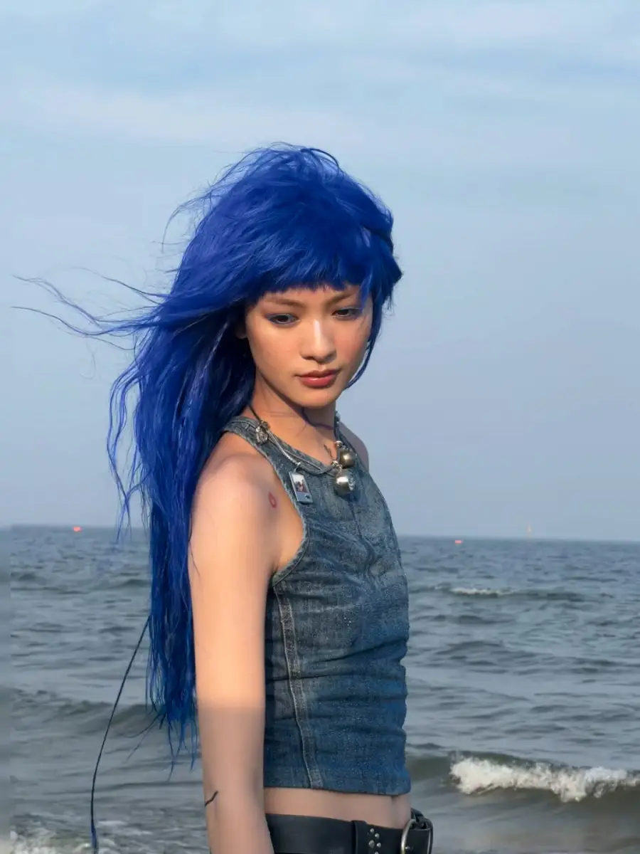 邱天蓝发造型夸张又惊艳 海边摆拍高级感十足
