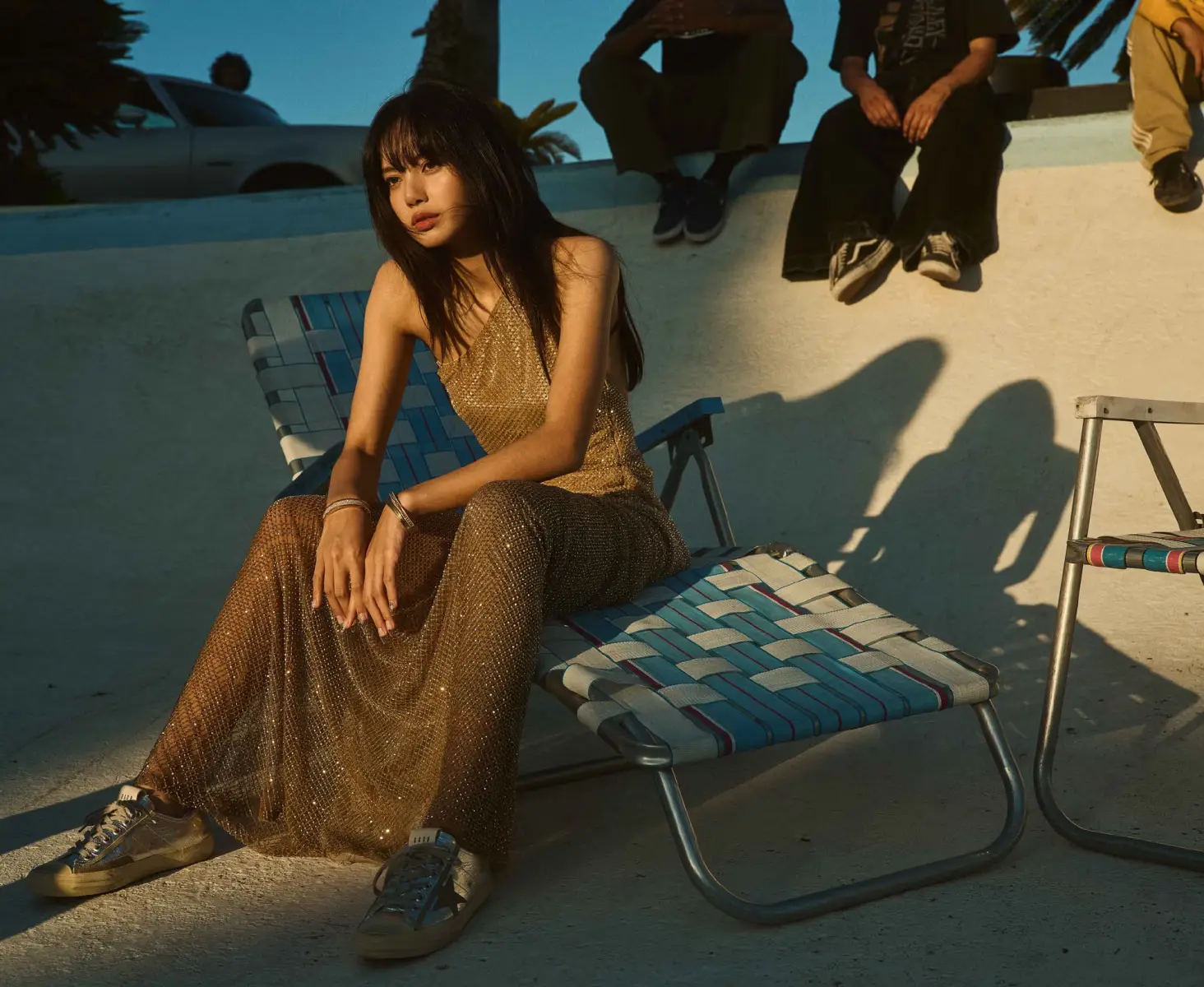 Lisa金九大片穿金色斜肩裙 眺望夕阳尽显美式潮流