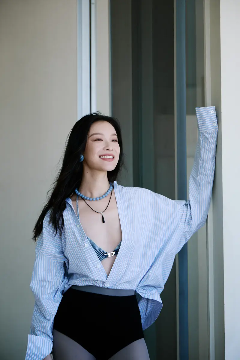 倪妮敞蓝白条外套秀香肩 黑长直随风而动清丽随性