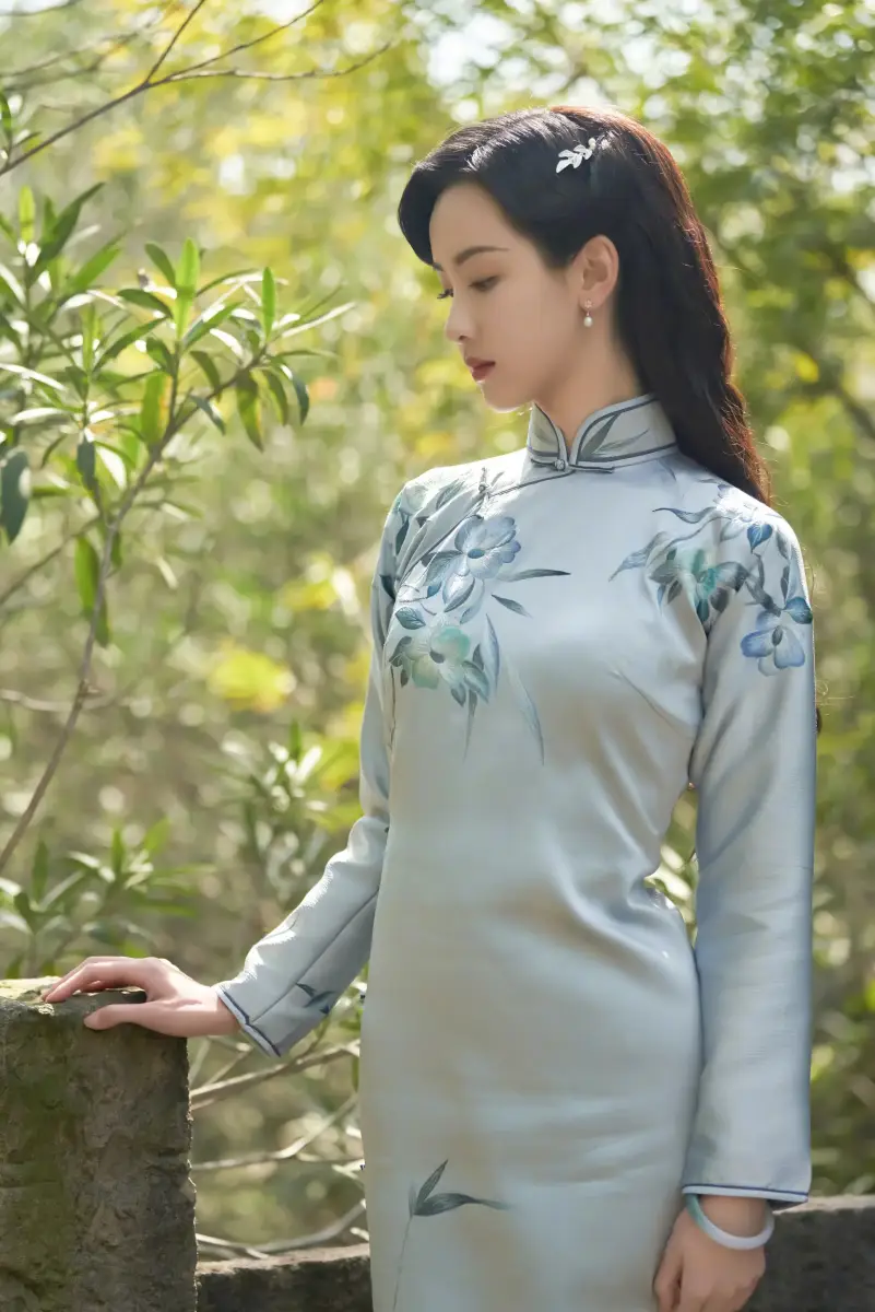 陈都灵穿旗袍秒变民国千金 手握琵琶温婉大方