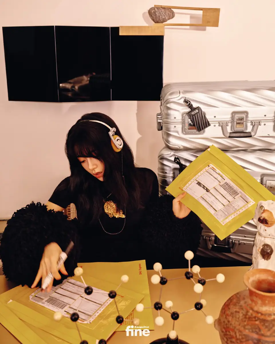 赵今麦穿格纹长裙复古俏皮 化身鬼马少女搞怪可爱