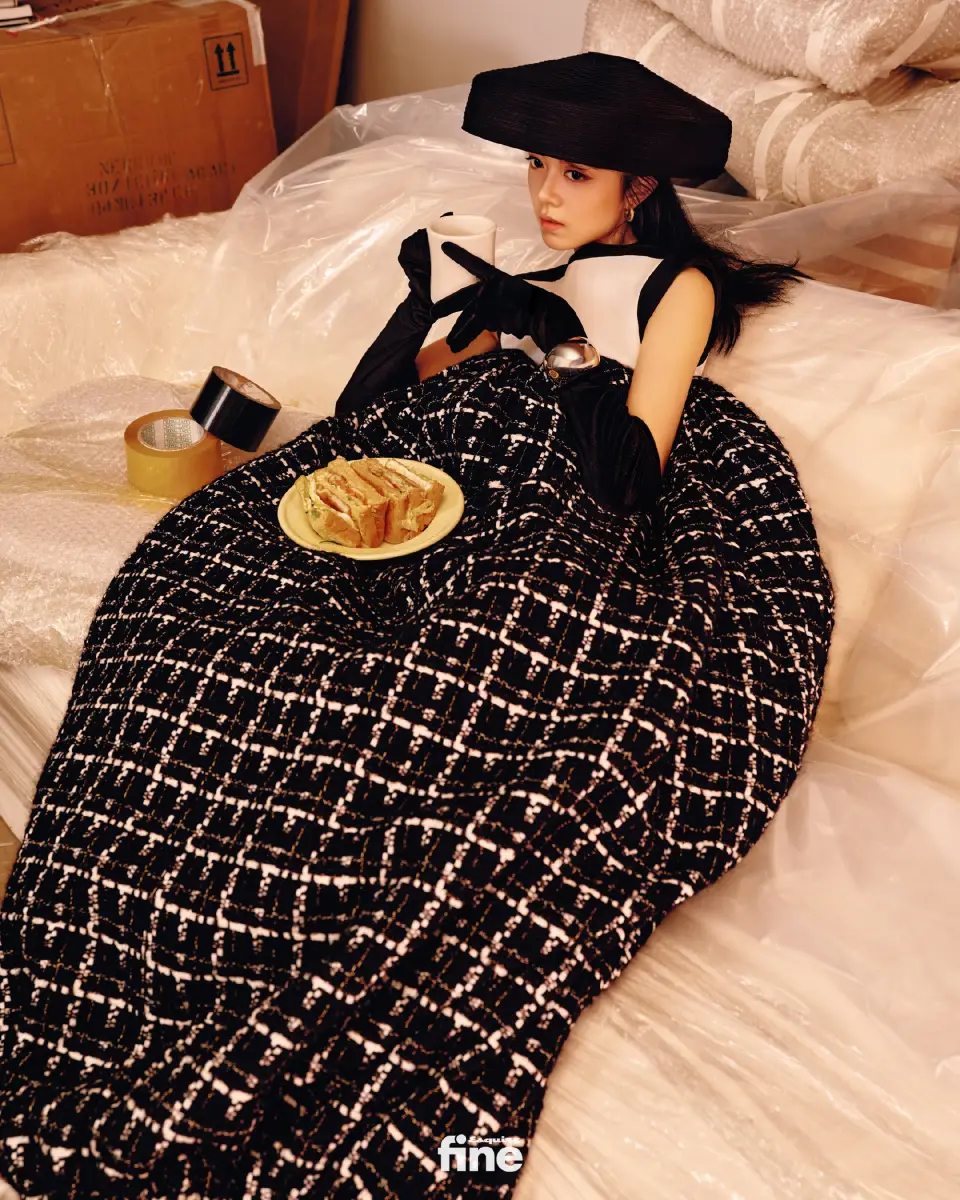 赵今麦穿格纹长裙复古俏皮 化身鬼马少女搞怪可爱