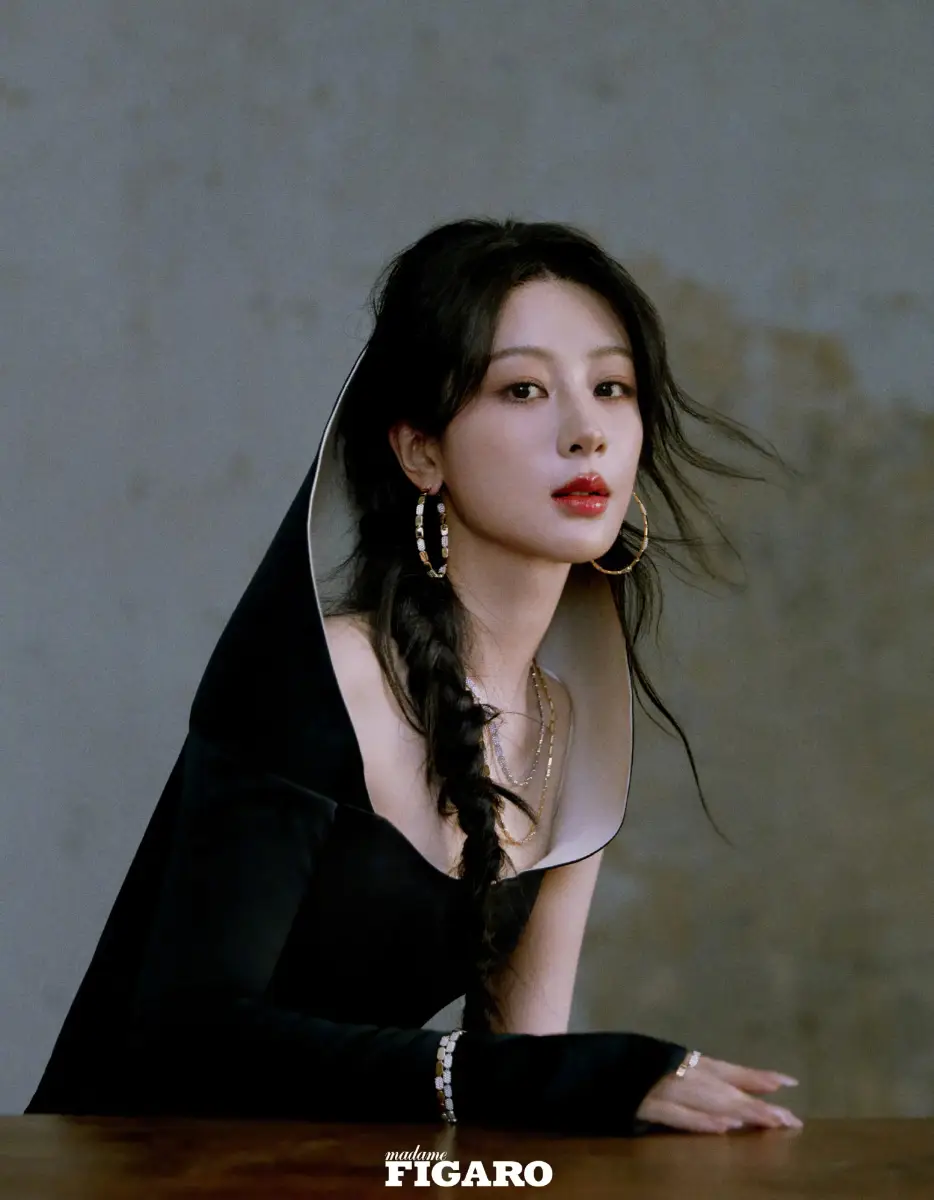 杨紫穿白色长裙优雅纯洁 单边长辫发型温婉大气