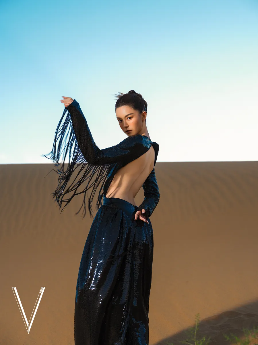 文咏珊化身沙丘暗夜女王！手持弓箭英姿飒爽气场强