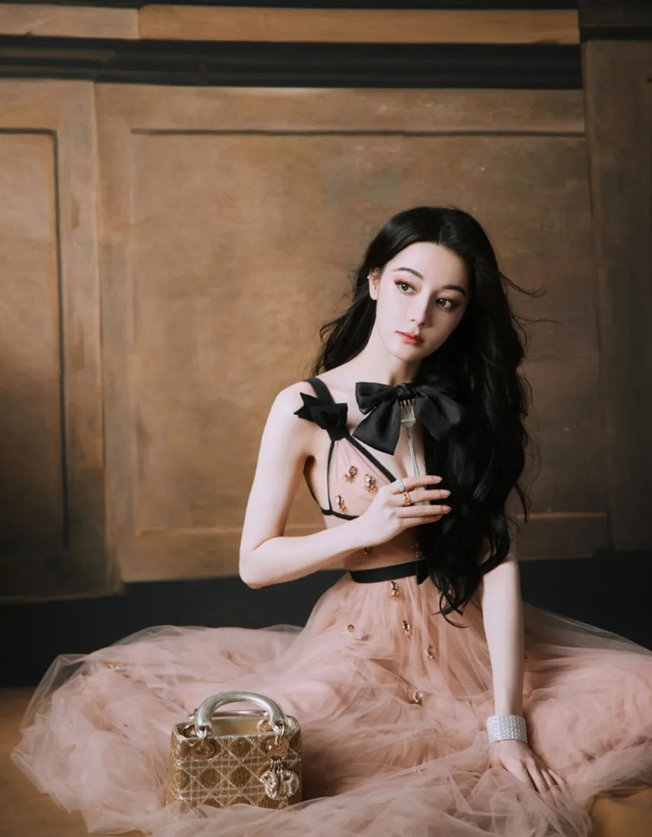 迪丽热巴穿朦胧纱裙 身姿婀娜妙曼美如油画