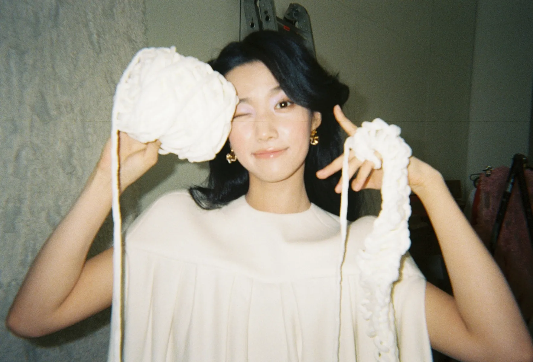 卢昱晓化美式黑皮辣妹妆 晒胶片随拍文艺气息十足