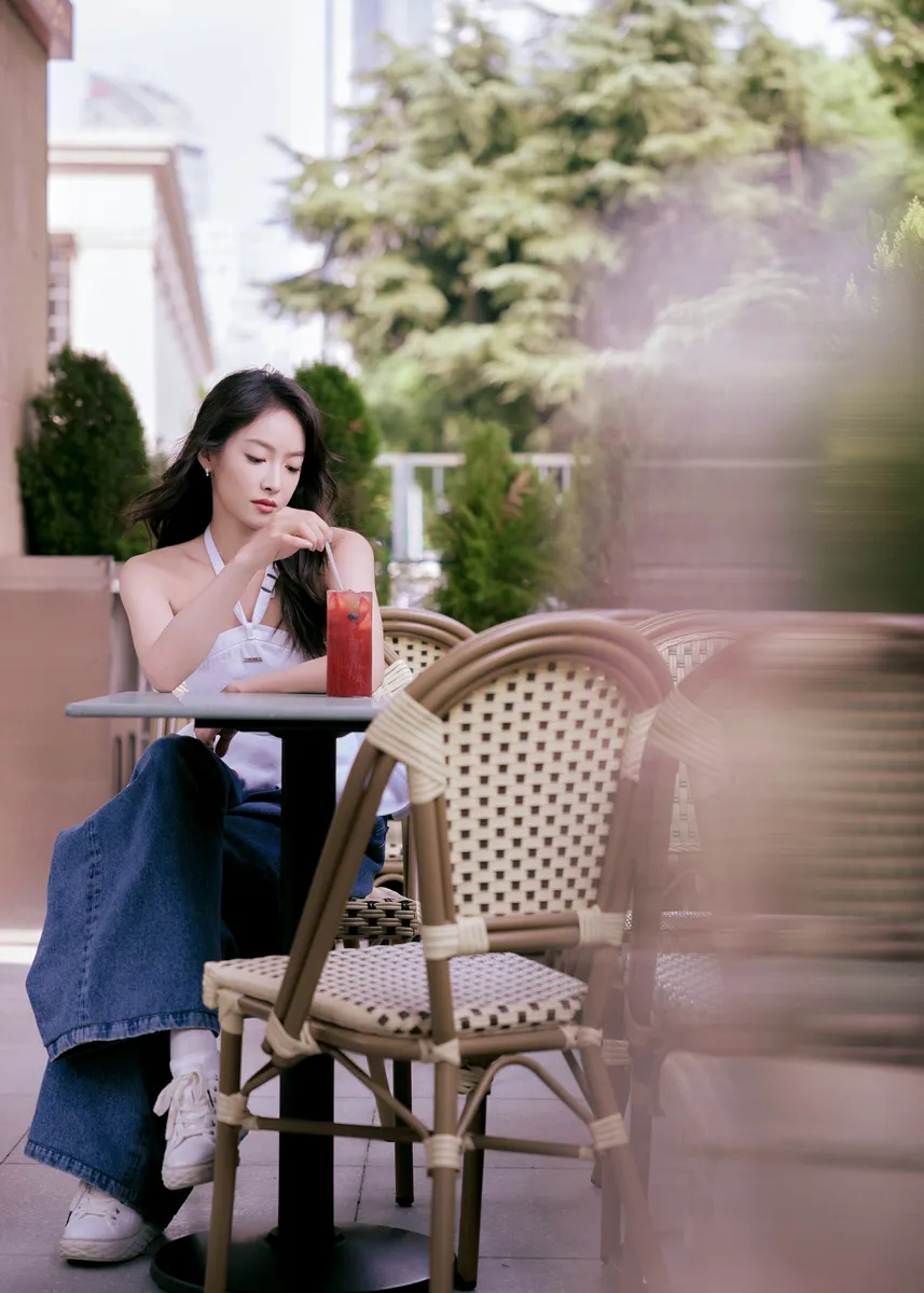 宋茜纯白造型简约又清新 晒光滑美背告别夏末