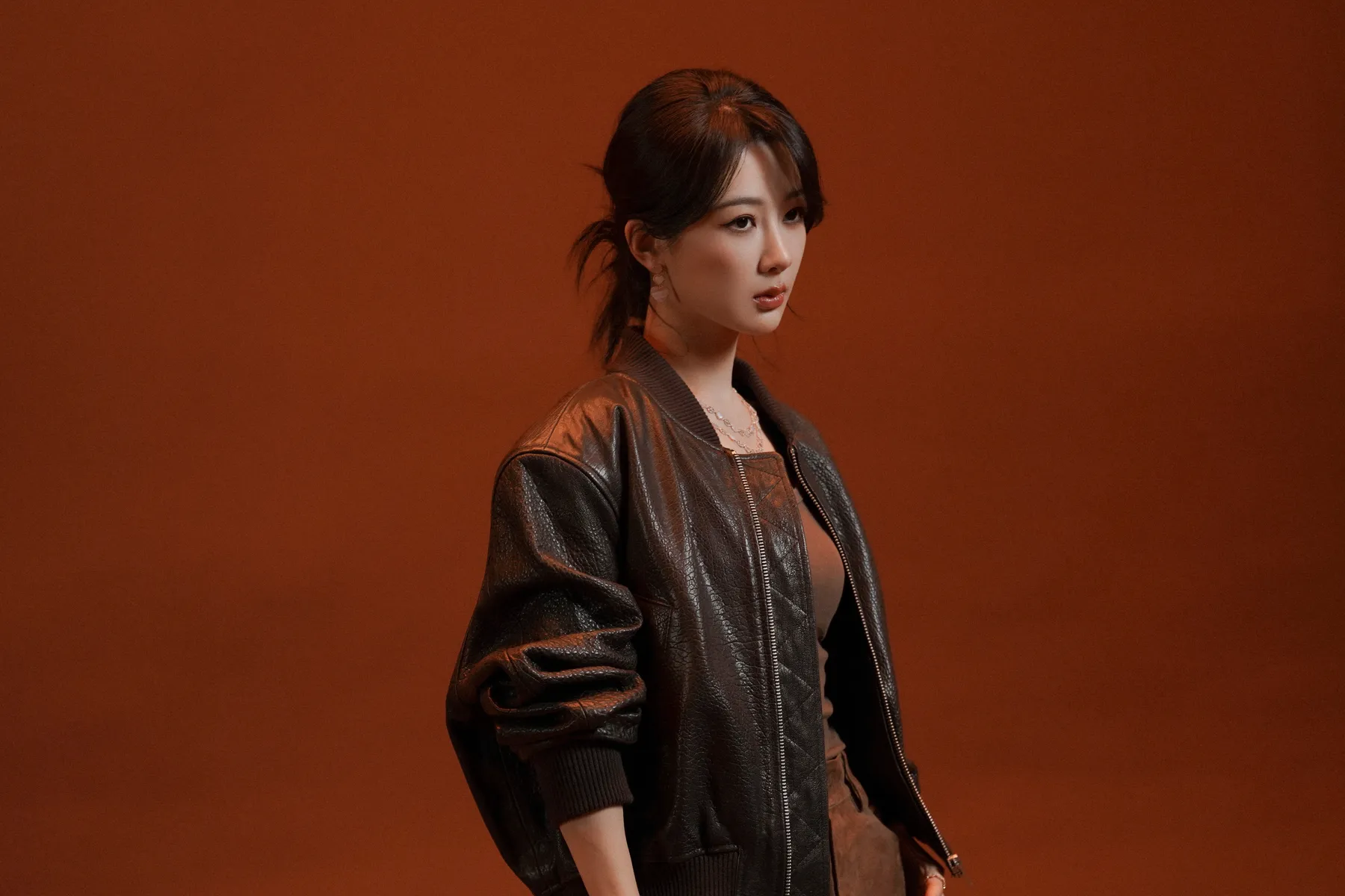 杨紫穿麂皮西装化身拿铁少女 俏皮歪头甜美可爱