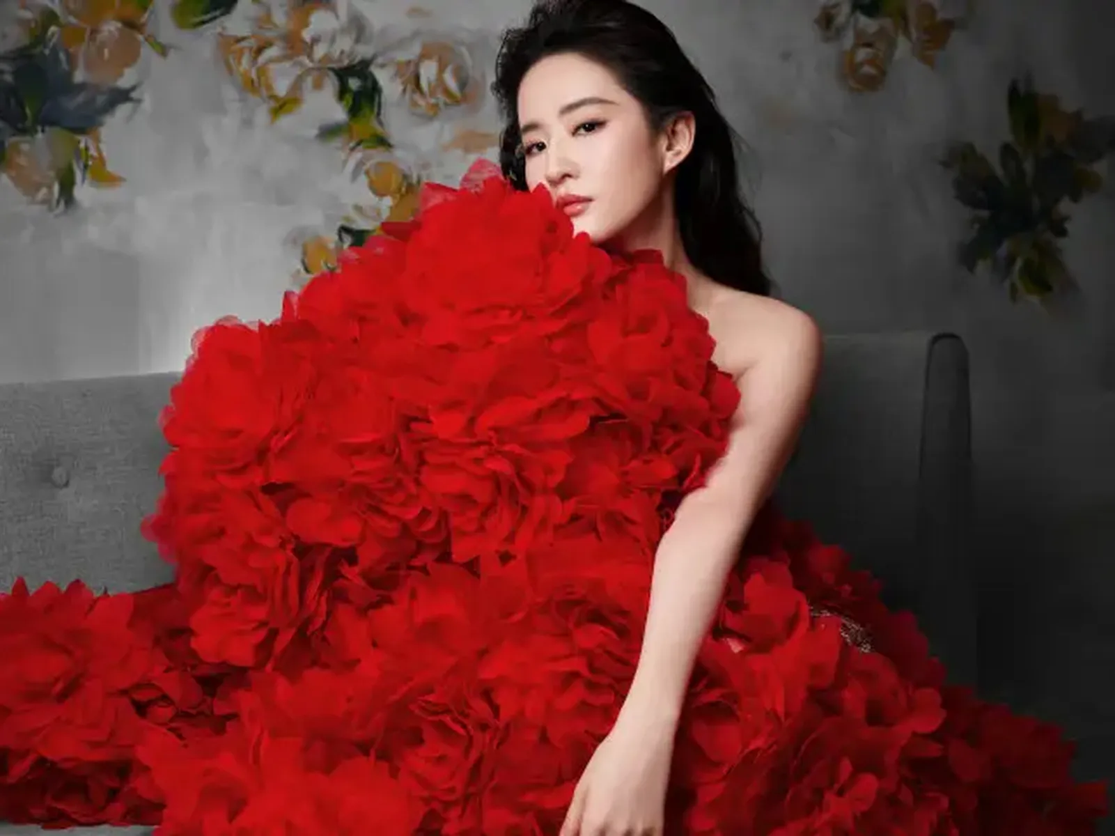 刘亦菲穿抹胸红裙如璀璨玫瑰 窈窕身姿优雅性感