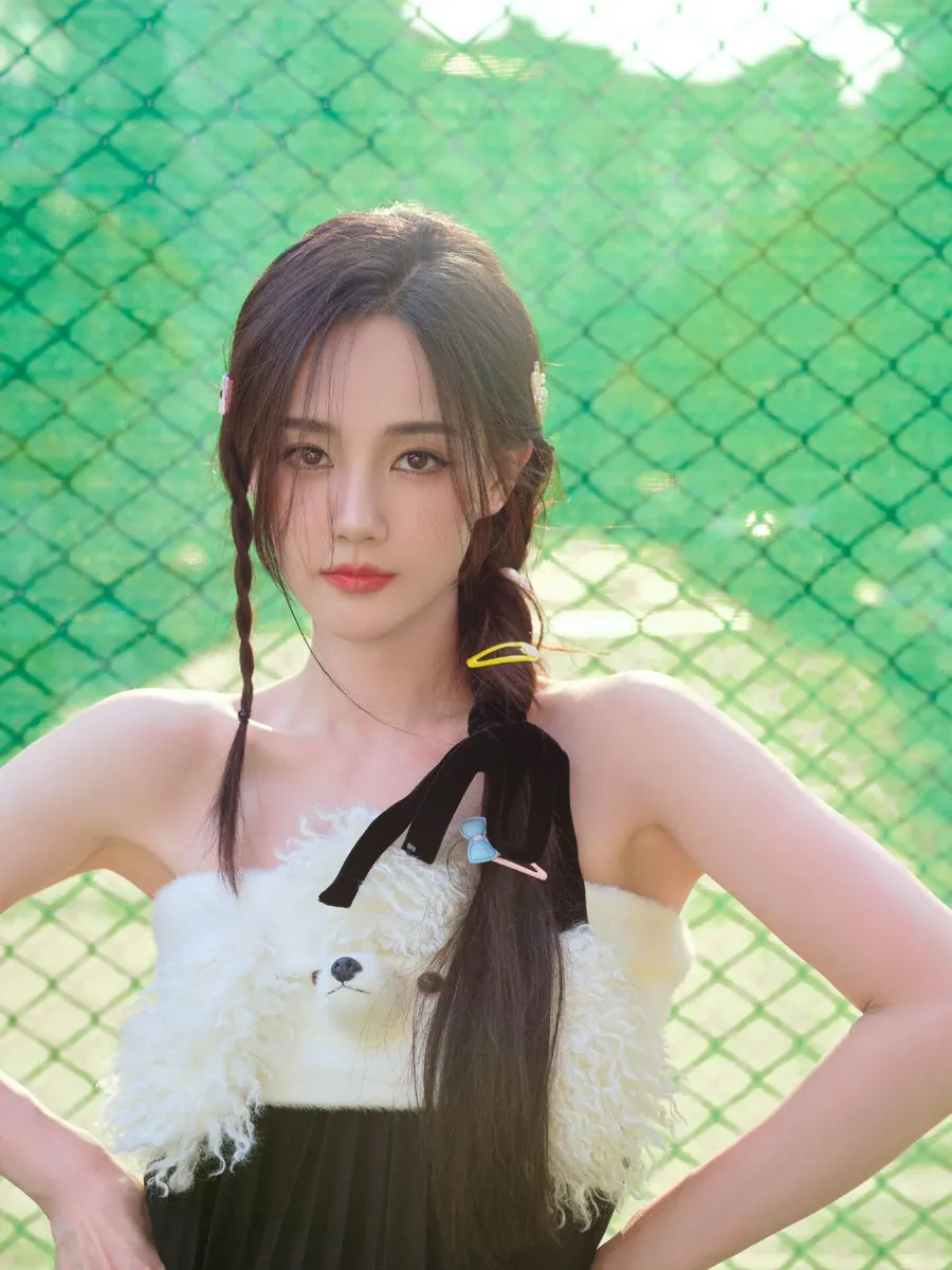 女星李一桐俏皮造型：充满了青春活力！