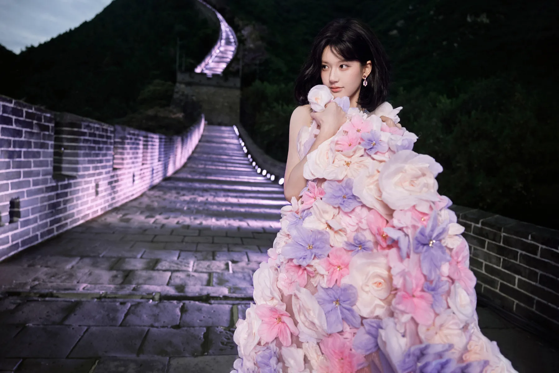 赵露思晒短发造型美照 穿粉色抹胸裙气质甜美温婉