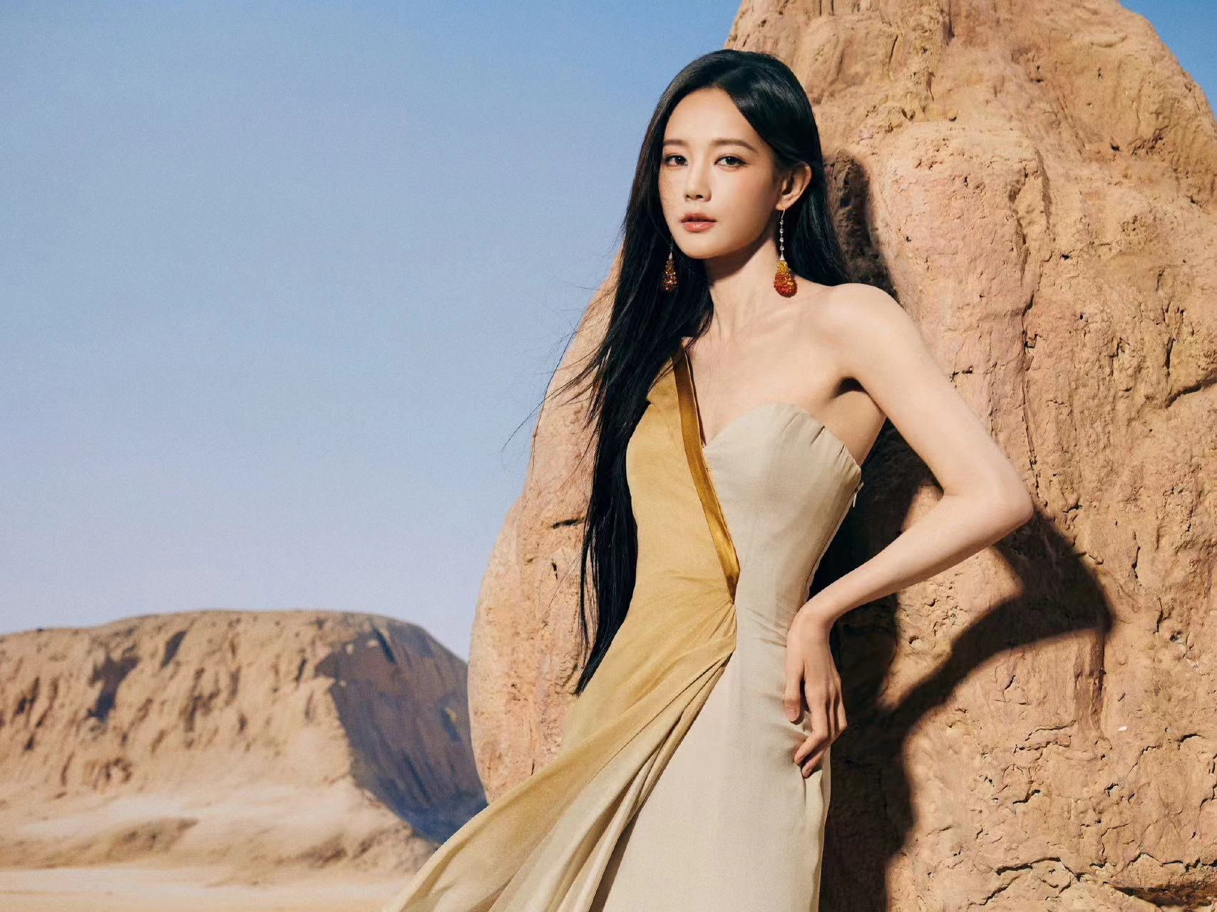 李一桐废土风造型 小秀美背似塞外神女