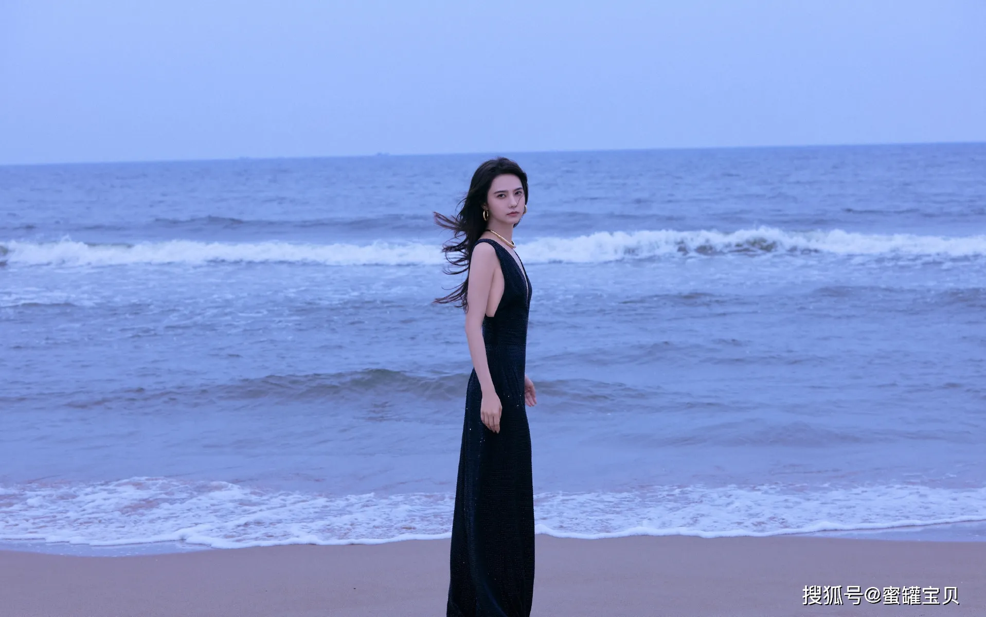姜珮瑶一袭黑色深V长裙海边浪漫写真图片