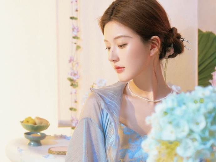 赵露思中式吊带裙 温婉大气