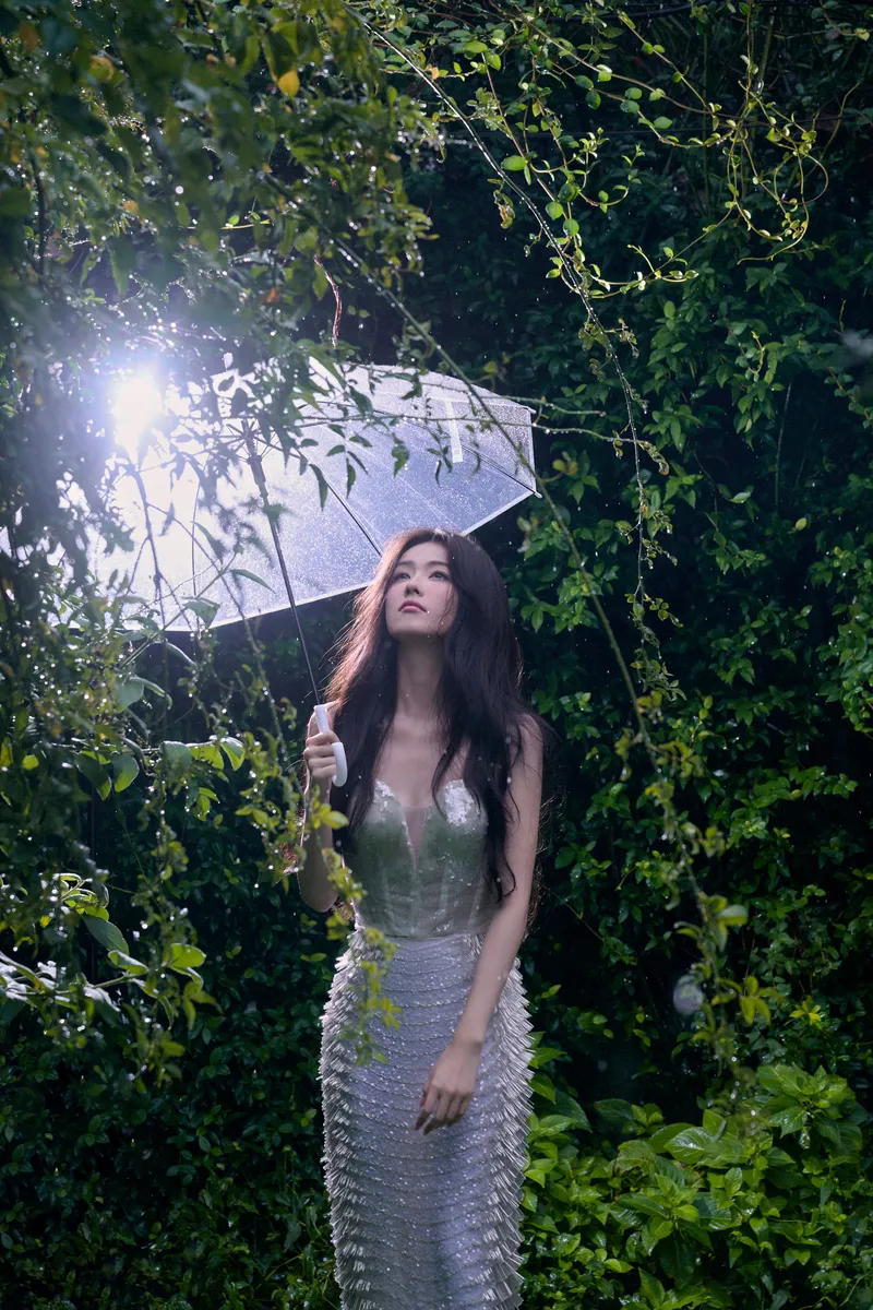 白鹿沐浴阳光恬静美好 手拿花瓣眼神灵动