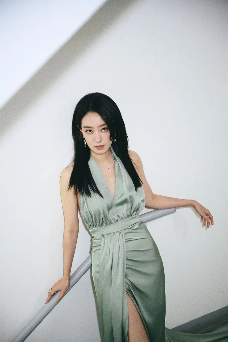 张小斐深V拖尾裙性感成熟 长发乌黑亮丽肤白如凝脂