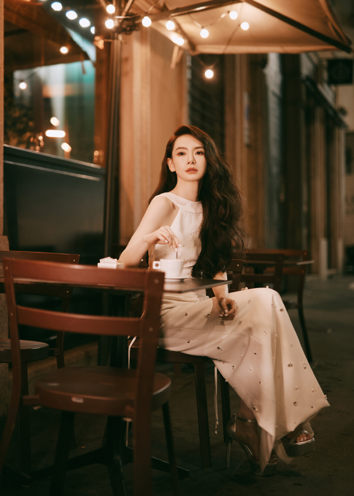 戚薇中式白色露背裙 尽显古典优雅之美