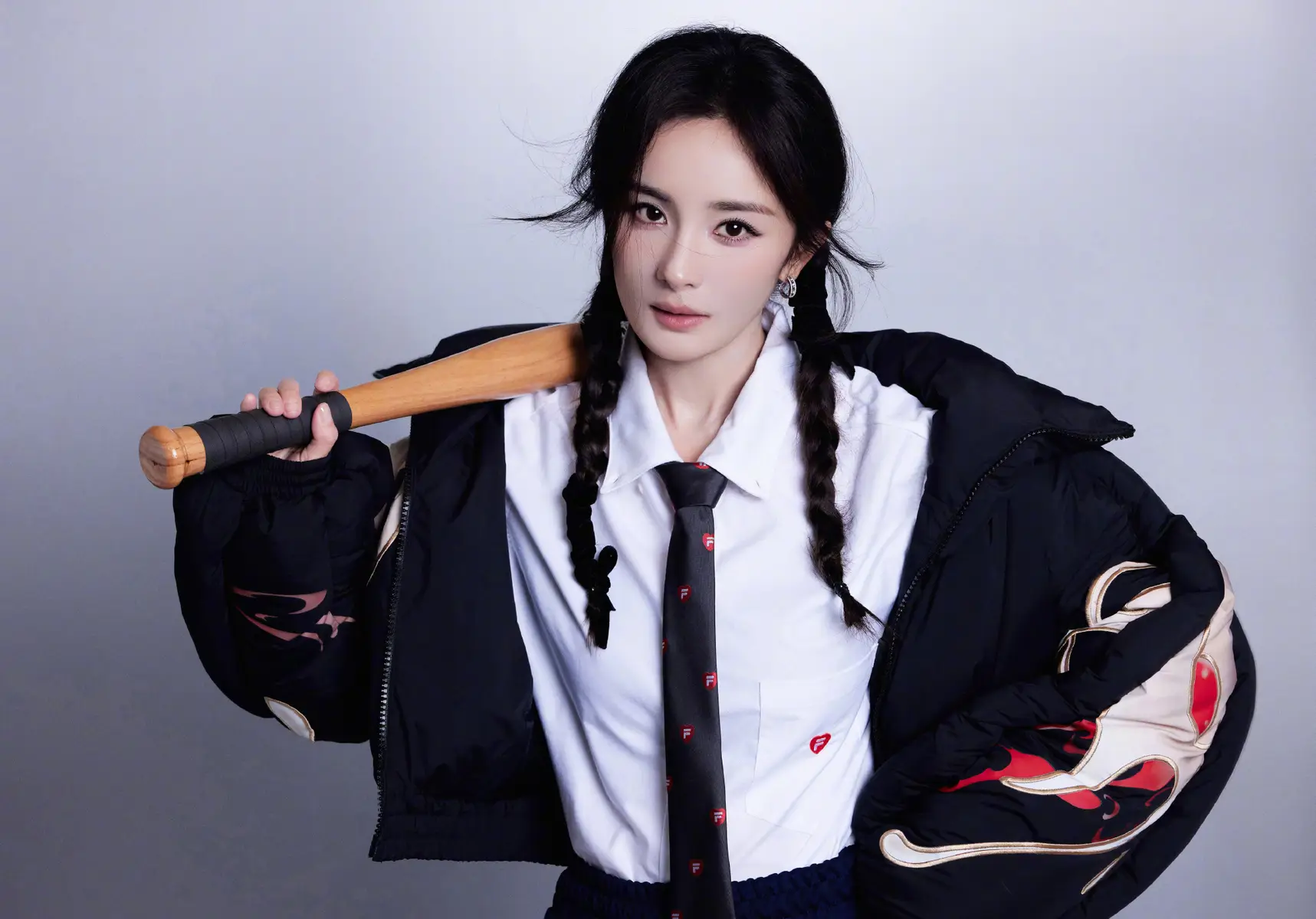 杨幂美式橄榄服大片时髦吸睛 扎双麻花辫俏皮活泼