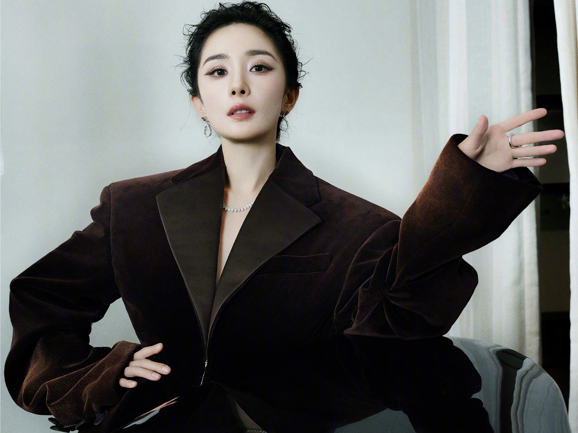 杨幂丝绒套装红底鞋抓人眼球