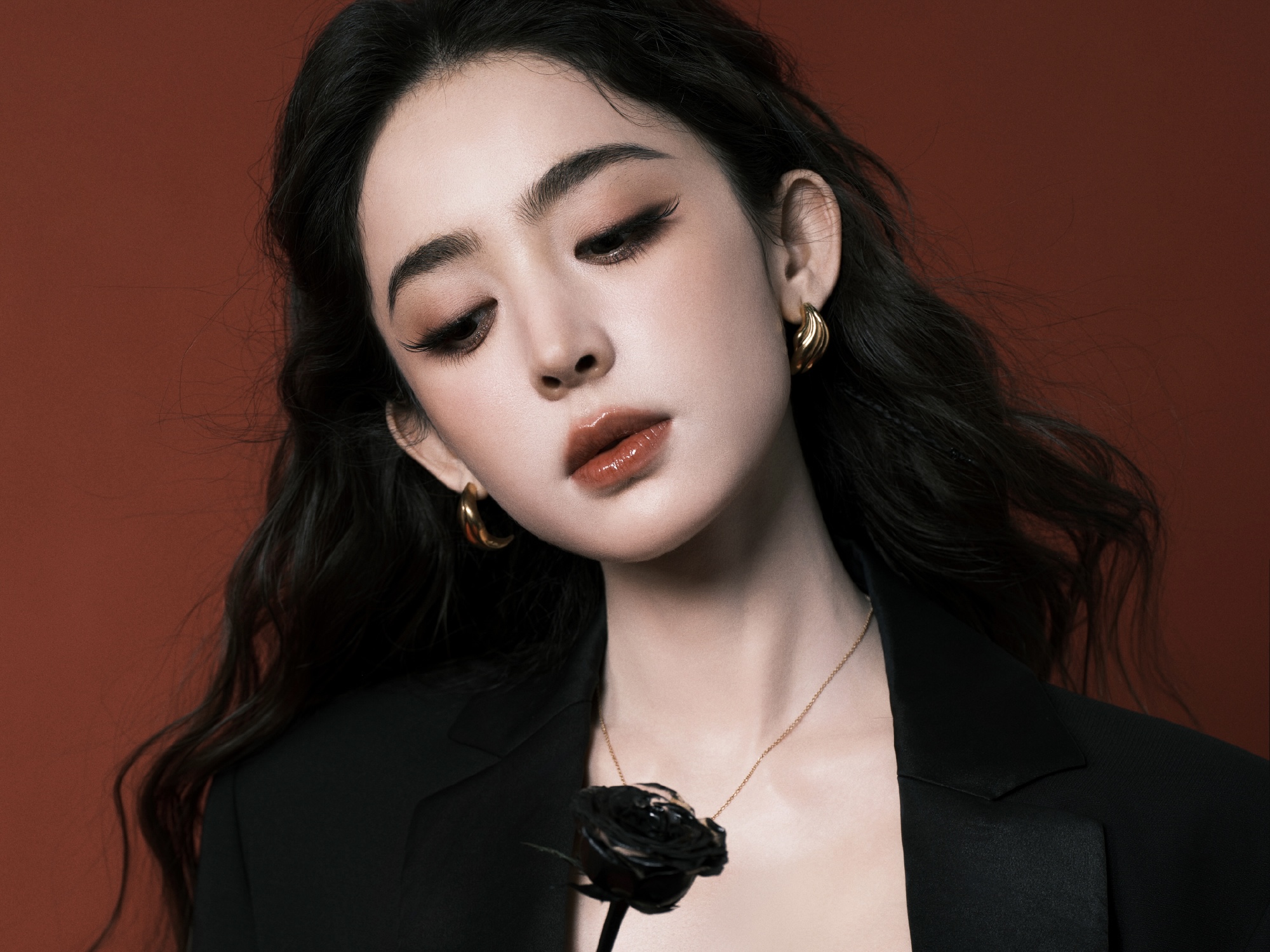 古力娜扎黑色西装性感时髦