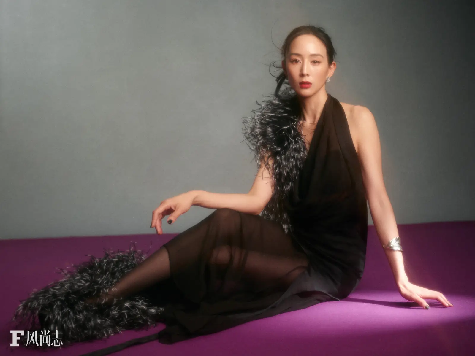 张钧甯油画大片摩登妩媚 一袭半透视黑裙大秀美背