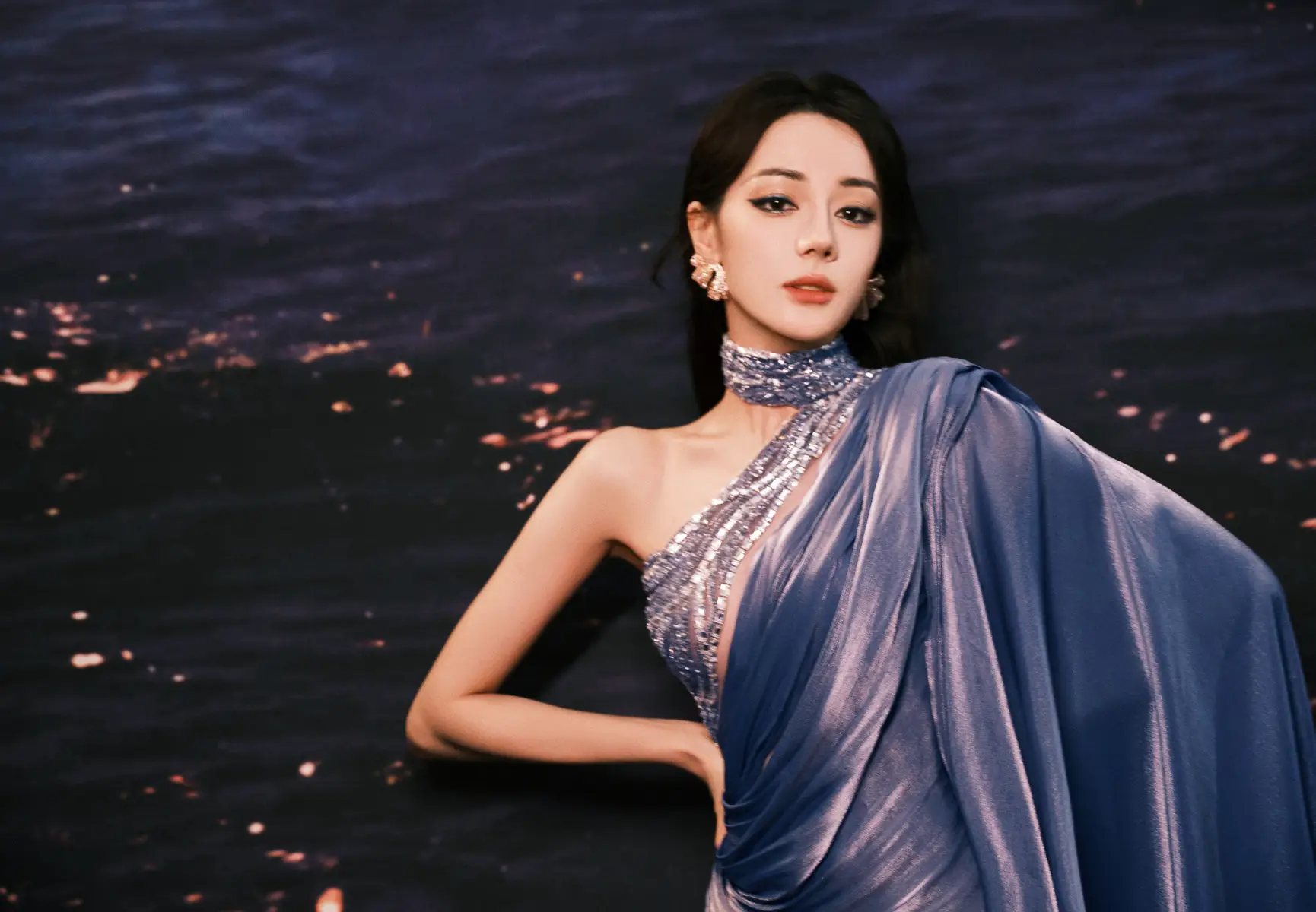 迪丽热巴穿紫色斜肩裙神秘魅惑 手持烛台宛如神女