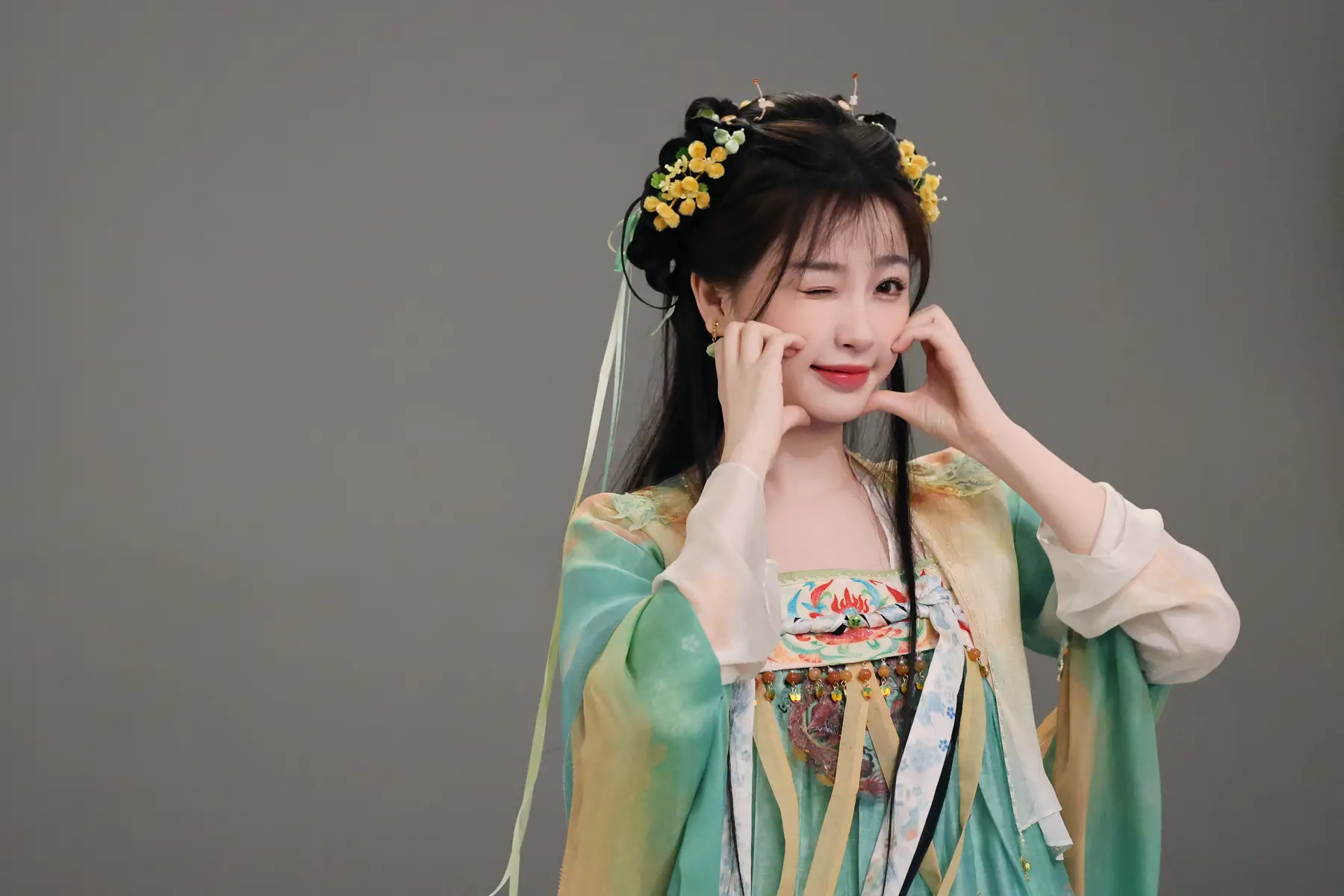 虞书欣穿绿色襦裙娇憨灵动 脸颊比心笑容甜美可爱