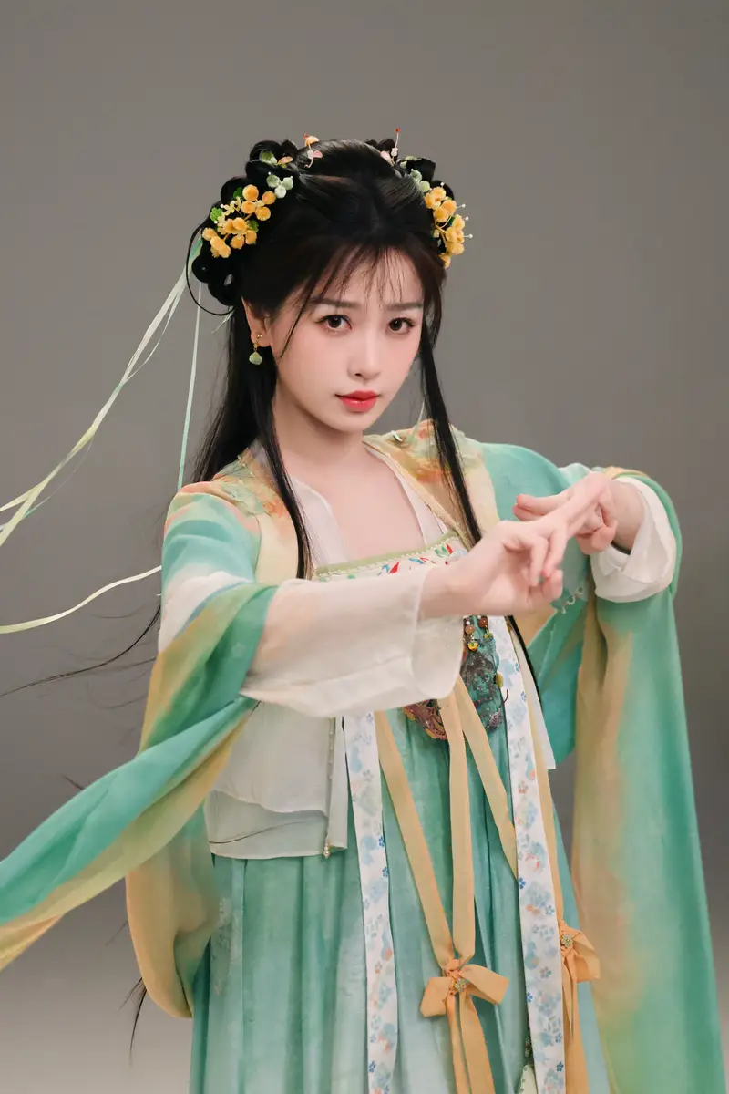 虞书欣穿绿色襦裙娇憨灵动 脸颊比心笑容甜美可爱